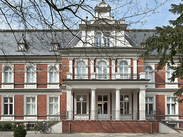Ein Ausschnitt der Villa Oppenheim mit Fokus auf dem Eingangsbereich.