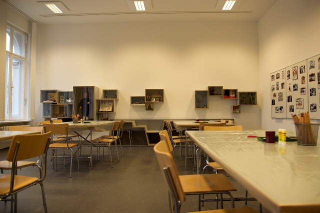 Der Museumspädagogischen Raum (Villa O.) mit Tischen und Stühlen,  ohne Menschen 